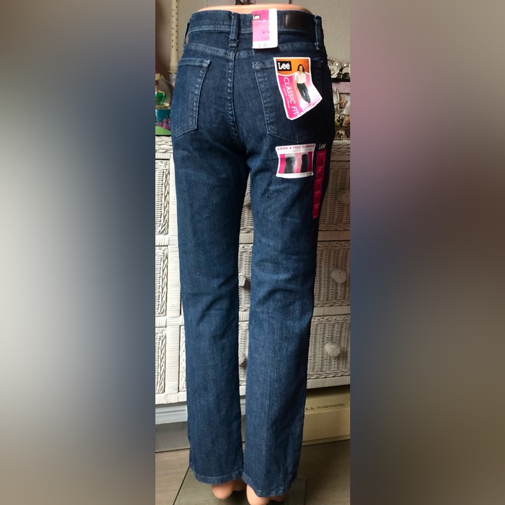 Lee Classic Fit Jeans Stretchy Cotton Straight Legs Blue Wash Size 4 Short NWT